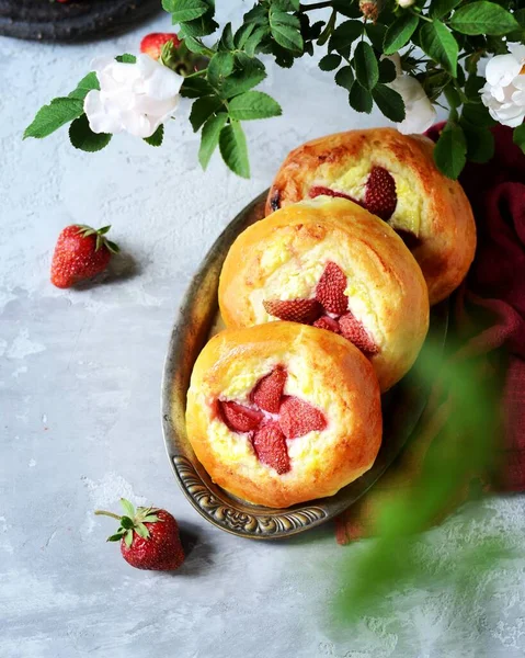 Süzme Peynirli Çilekli Yapımı Çörekler Cheesecakes Gri Arka Planda Rus — Stok fotoğraf