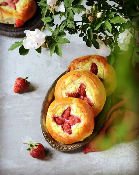 自制面包 配上奶酪和草莓 芝士蛋糕 配上灰色背景的菜式 俄罗斯菜 — 图库照片