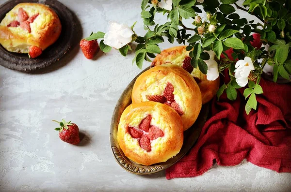 Bollos Caseros Con Requesón Fresas Tartas Queso Plato Sobre Fondo — Foto de Stock