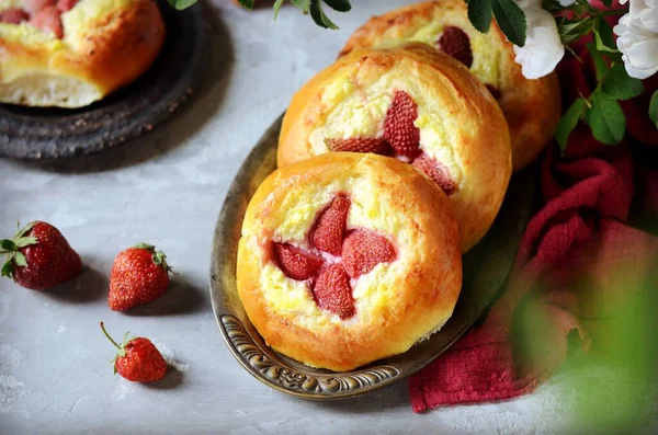 Bollos Caseros Con Requesón Fresas Tartas Queso Plato Sobre Fondo — Foto de Stock