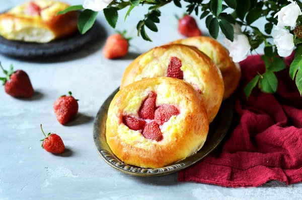 Bollos Caseros Con Requesón Fresas Tartas Queso Plato Sobre Fondo — Foto de Stock