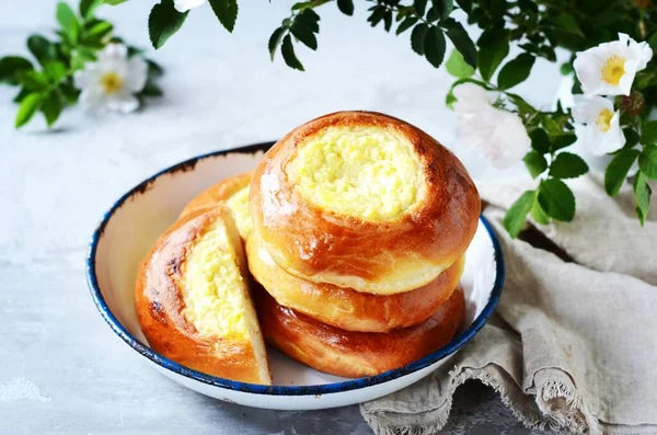 Bollos Caseros Con Requesón Tartas Queso Plato Sobre Fondo Gris — Foto de Stock