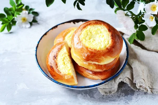 Bollos Caseros Con Requesón Tartas Queso Plato Sobre Fondo Gris —  Fotos de Stock