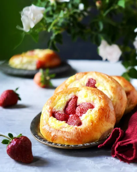 Bollos Caseros Con Requesón Fresas Tartas Queso Plato Sobre Fondo — Foto de Stock