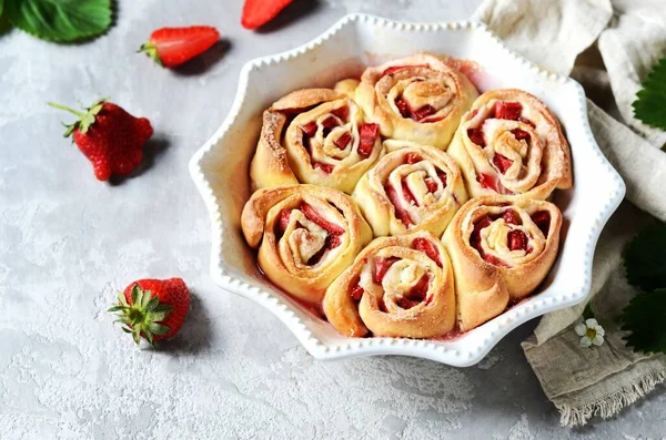 Panecillos Hechos Casa Con Fresas Plato Para Hornear Sobre Fondo — Foto de Stock