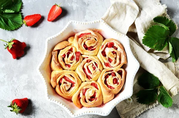 Panecillos Hechos Casa Con Fresas Plato Para Hornear Sobre Fondo — Foto de Stock