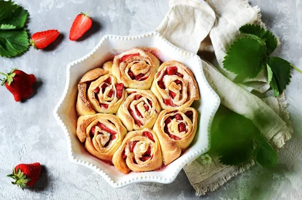 Panecillos Hechos Casa Con Fresas Plato Para Hornear Sobre Fondo — Foto de Stock