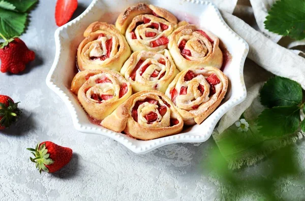 Zelfgemaakte Broodjes Met Aardbeien Een Ovenschaal Een Grijze Achtergrond — Stockfoto