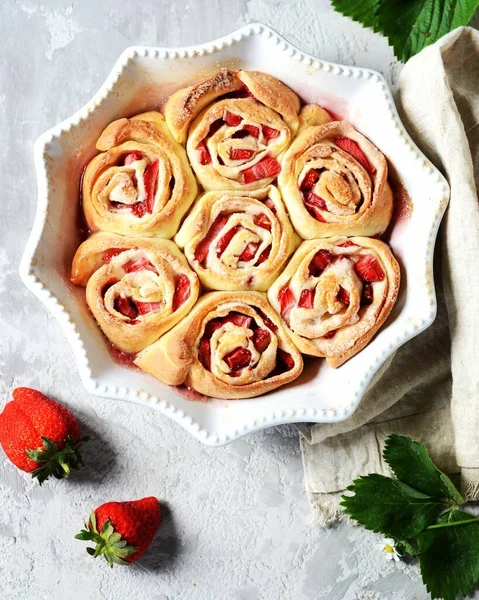 Panecillos Hechos Casa Con Fresas Plato Para Hornear Sobre Fondo — Foto de Stock