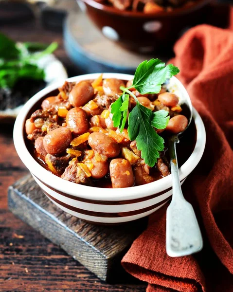 Rundvlees Stoofpot Met Bonen Tomaten Groenten Een Donkere Houten Achtergrond — Stockfoto