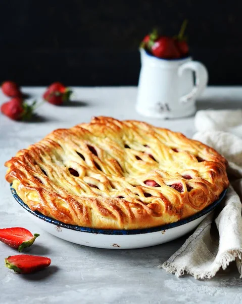 Köstliche Hausgemachte Erdbeer Hefekuchen Einer Auflaufform Auf Grauem Hintergrund — Stockfoto