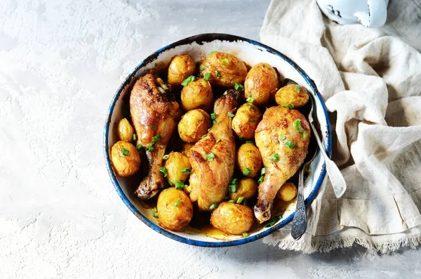 Bakade Kycklingben Med Ung Potatis Bakning Skålen Grå Bakgrund Stockbild