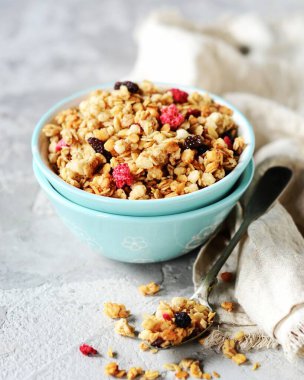 Böğürtlen ve fındıklı ev yapımı granola gri bir arka planda.
