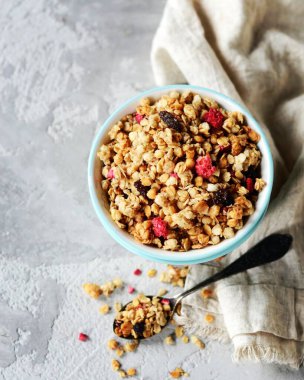 Böğürtlen ve fındıklı ev yapımı granola gri bir arka planda.