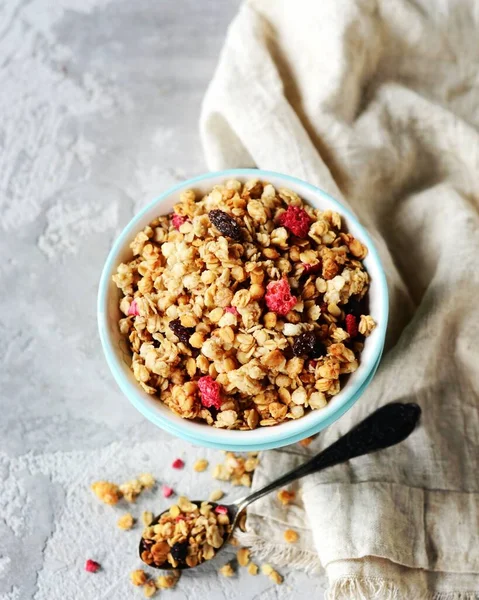 Zelfgemaakte Granola Met Bessen Noten Een Kom Een Grijze Achtergrond — Stockfoto