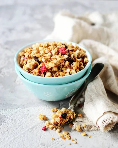 Zelfgemaakte Granola Met Bessen Noten Een Kom Een Grijze Achtergrond — Stockfoto