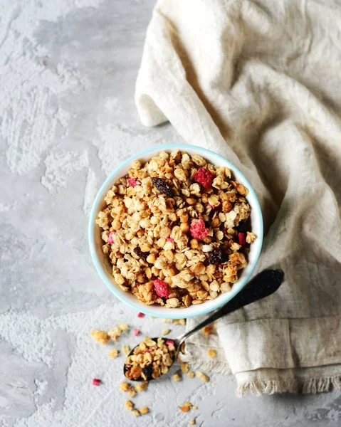 Granola Casera Con Bayas Nueces Tazón Sobre Fondo Gris — Foto de Stock