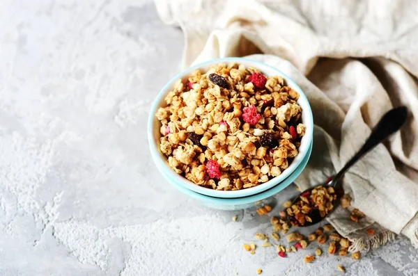 Hausgemachtes Müsli Mit Beeren Und Nüssen Einer Schüssel Auf Grauem — Stockfoto