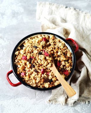 Böğürtlen ve fındıklı ev yapımı granola gri bir arka planda.