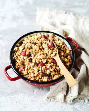 Böğürtlen ve fındıklı ev yapımı granola gri bir arka planda.