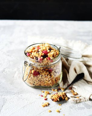 Böğürtlen ve fındıklı ev yapımı granola gri bir arka planda.