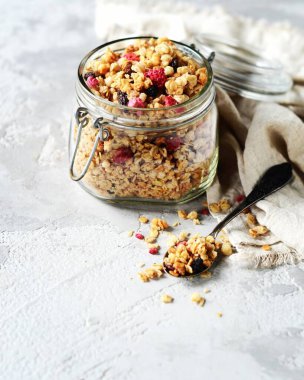 Böğürtlen ve fındıklı ev yapımı granola gri bir arka planda.