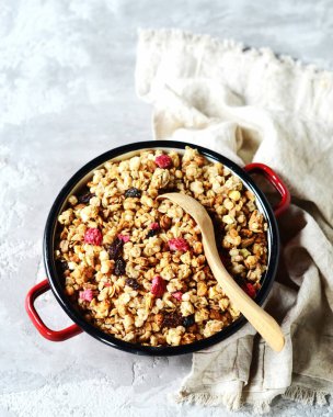 Böğürtlen ve fındıklı ev yapımı granola gri bir arka planda.