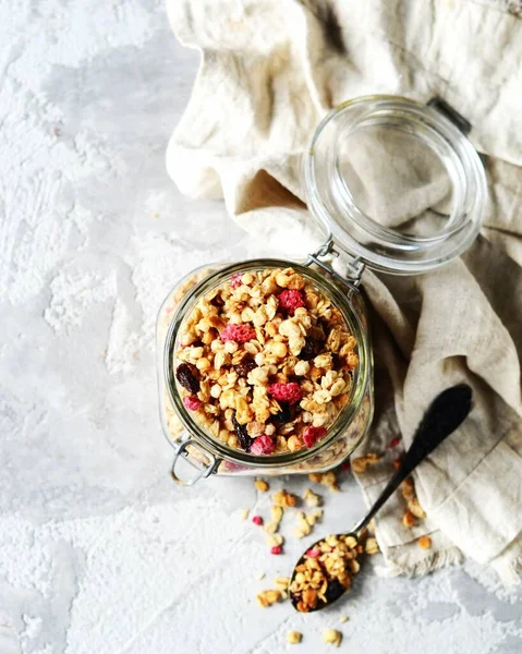 Granola Casera Con Bayas Nueces Tazón Sobre Fondo Gris — Foto de Stock