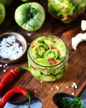 Yabanturplu yeşil domates ve gri arka planda acı biber.