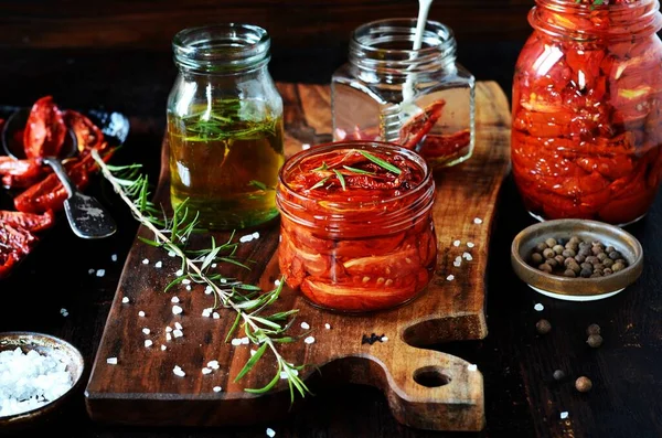 Tomates Secos Caseiros Jarros Vidro Fundo Escuro Ainda Vida — Fotografia de Stock