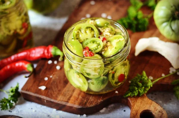 Tomates Verdes Conservados Fermentados Com Rábano Pimenta Quente Fundo Cinza — Fotografia de Stock