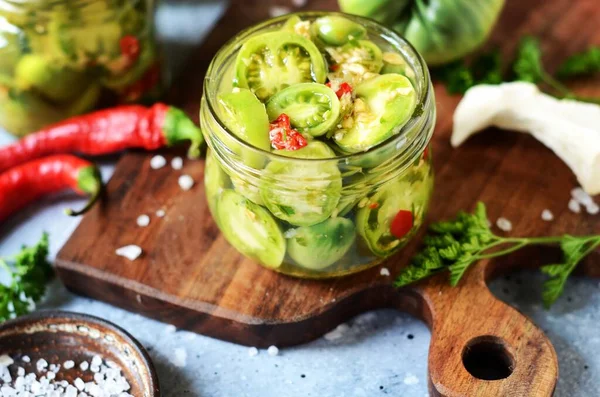 Fermentované Nakládané Zelené Rajčata Křenem Horkým Pepřem Šedém Pozadí — Stock fotografie