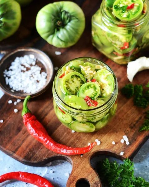 Tomates Verdes Conservados Fermentados Com Rábano Pimenta Quente Fundo Cinza — Fotografia de Stock