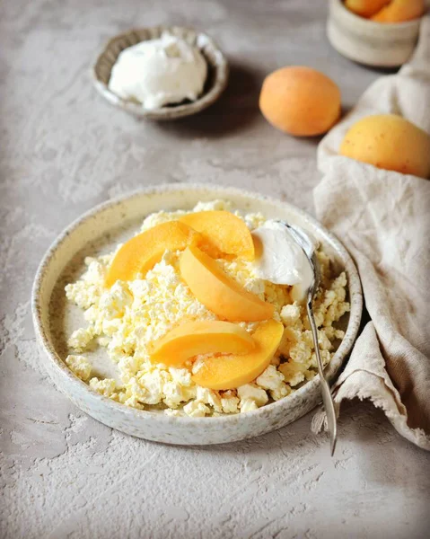 Queijo Caseiro Fresco Com Creme Leite Damascos Café Manhã Ainda — Fotografia de Stock