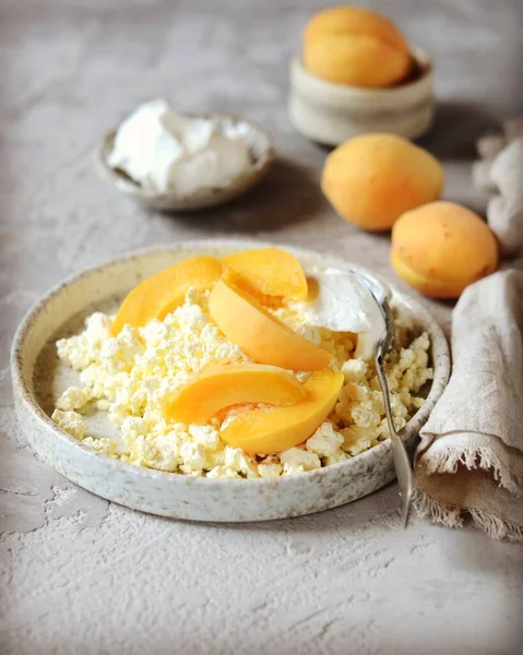 Queijo Caseiro Fresco Com Creme Leite Damascos Café Manhã Ainda — Fotografia de Stock