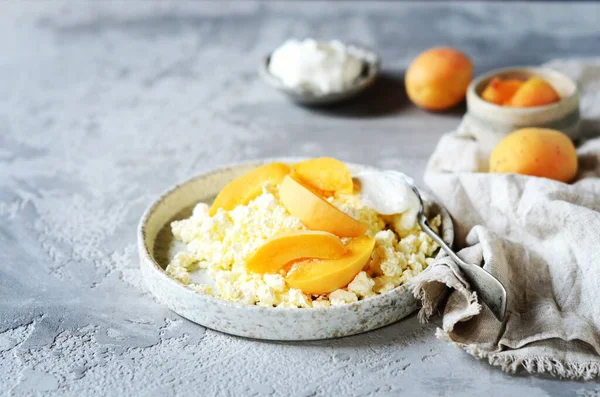 Fresh Homemade Cottage Cheese Sour Cream Apricots Breakfast Still Life — Stock Photo, Image