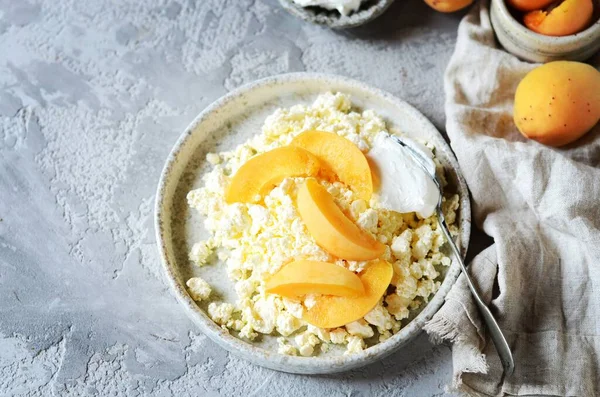 Fresh Homemade Cottage Cheese Sour Cream Apricots Breakfast Still Life — Stock Photo, Image