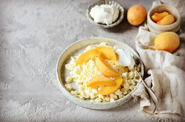 Queijo Caseiro Fresco Com Creme Leite Damascos Café Manhã Ainda — Fotografia de Stock