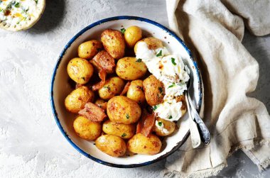 Pastırmalı fırında patates ve ekşi krema soslu gri arka planda, hayat devam ediyor.