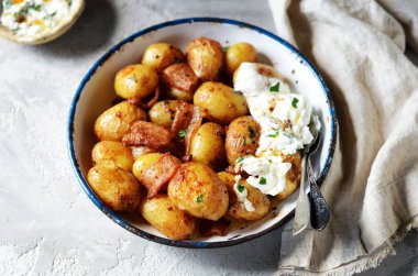 Pastırmalı fırında patates ve ekşi krema soslu gri arka planda, hayat devam ediyor.