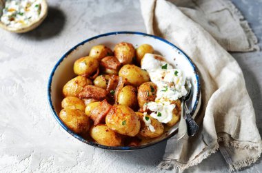 Pastırmalı fırında patates ve ekşi krema soslu gri arka planda, hayat devam ediyor.