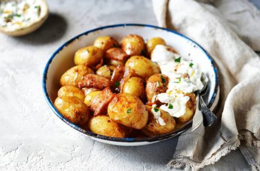 Pastırmalı fırında patates ve ekşi krema soslu gri arka planda, hayat devam ediyor.