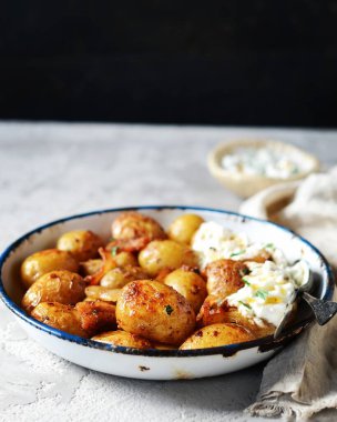 Pastırmalı fırında patates ve ekşi krema soslu gri arka planda, hayat devam ediyor.