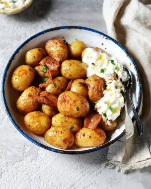 Pastırmalı fırında patates ve ekşi krema soslu gri arka planda, hayat devam ediyor.