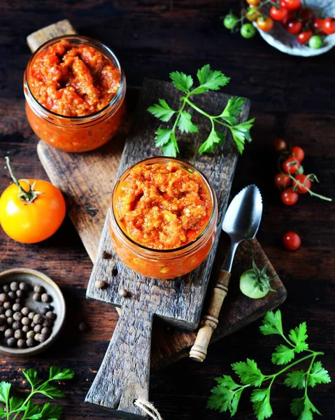 Aubergine Kaviaar Met Groenten Glazen Potten Een Donker Houten Tafel — Stockfoto