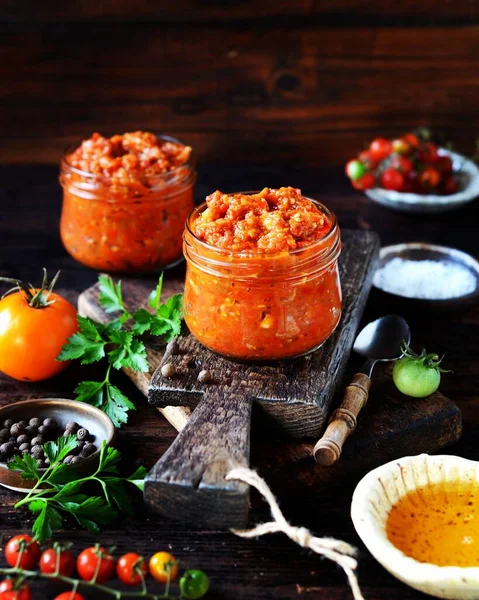 Aubergine Kaviaar Met Groenten Glazen Potten Een Donker Houten Tafel — Stockfoto