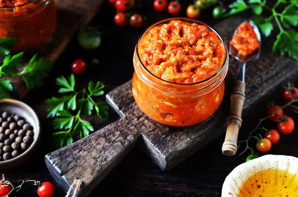 Caviale Melanzana Con Verdure Vasi Vetro Tavolo Legno Scuro — Foto Stock