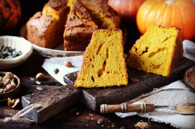 Esmer şekerli balkabağı keki. Koyu ahşap arka planda, durgun hayat.