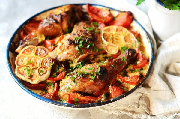 Kippenpoten Gebakken Met Tomaten Knoflook Een Ovenschaal Een Grijze Achtergrond — Stockfoto