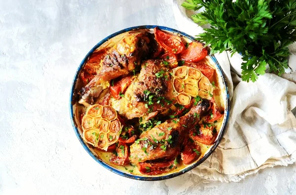 Gambe Pollo Cotte Con Pomodori Aglio Una Teglia Sfondo Grigio — Foto Stock